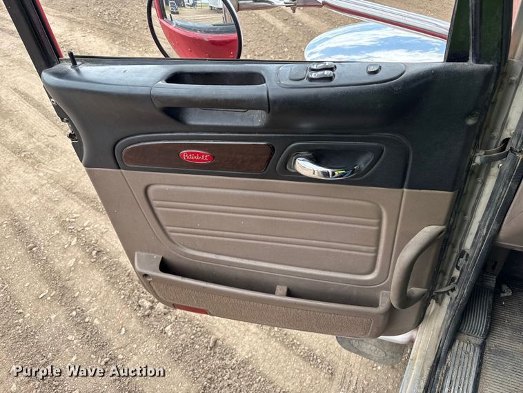 image for item EP0677 2015 Peterbilt 389 semi truck