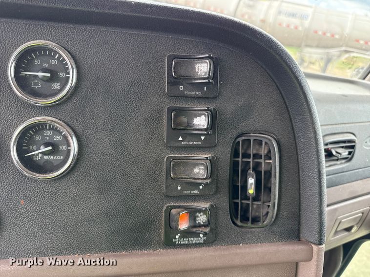 image for item EP0677 2015 Peterbilt 389 semi truck