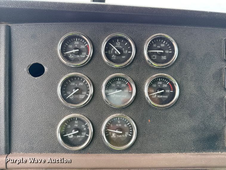 image for item EP0677 2015 Peterbilt 389 semi truck