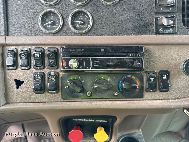 image for item EP0677 2015 Peterbilt 389 semi truck