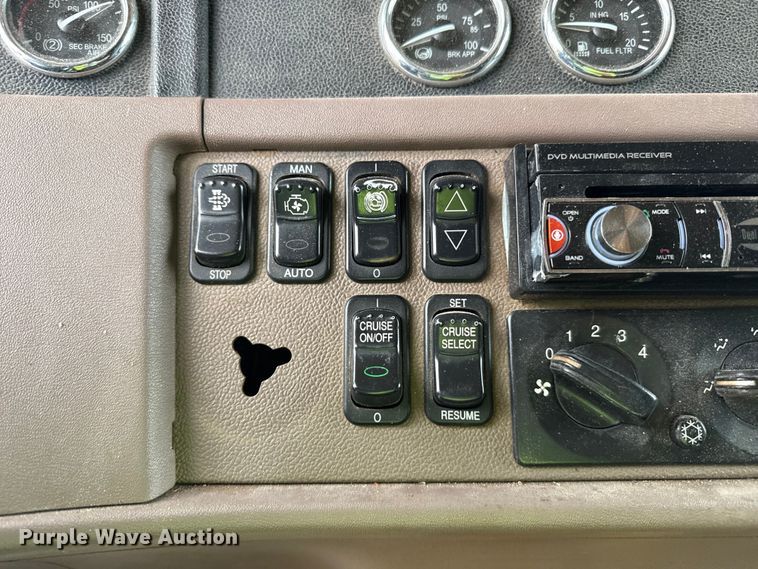 image for item EP0677 2015 Peterbilt 389 semi truck