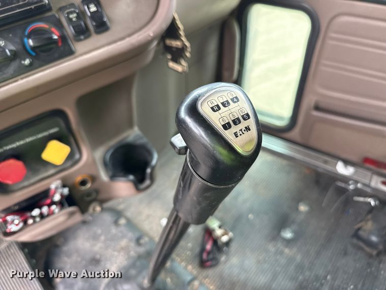 image for item EP0677 2015 Peterbilt 389 semi truck