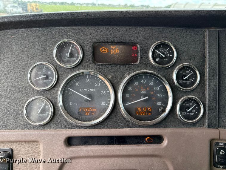 image for item EP0677 2015 Peterbilt 389 semi truck