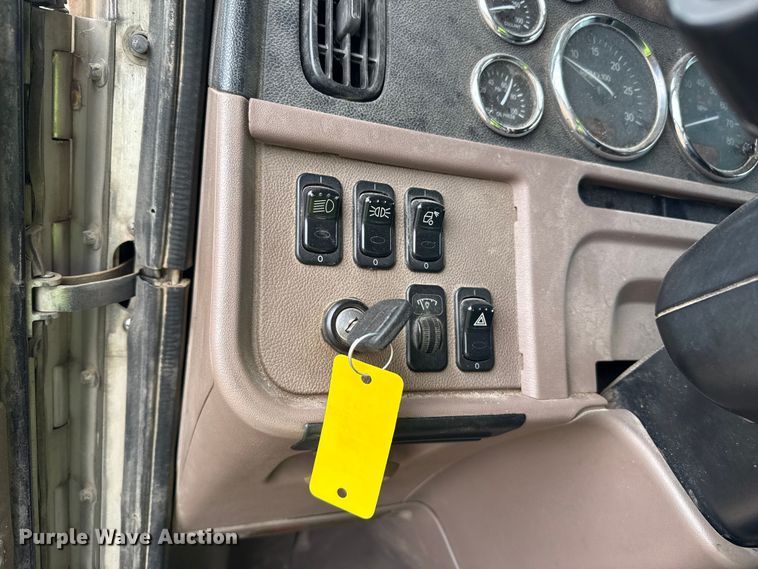 image for item EP0677 2015 Peterbilt 389 semi truck