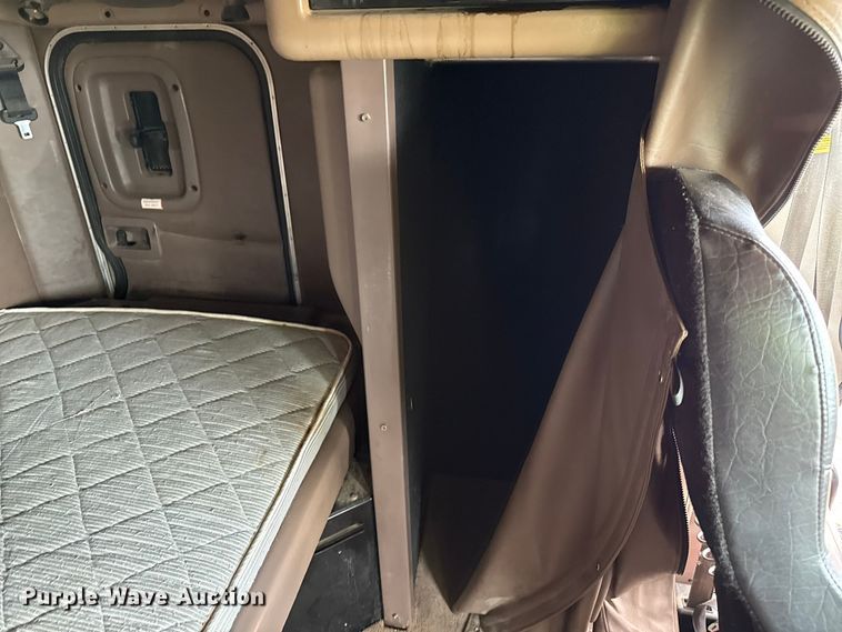 image for item EP0677 2015 Peterbilt 389 semi truck