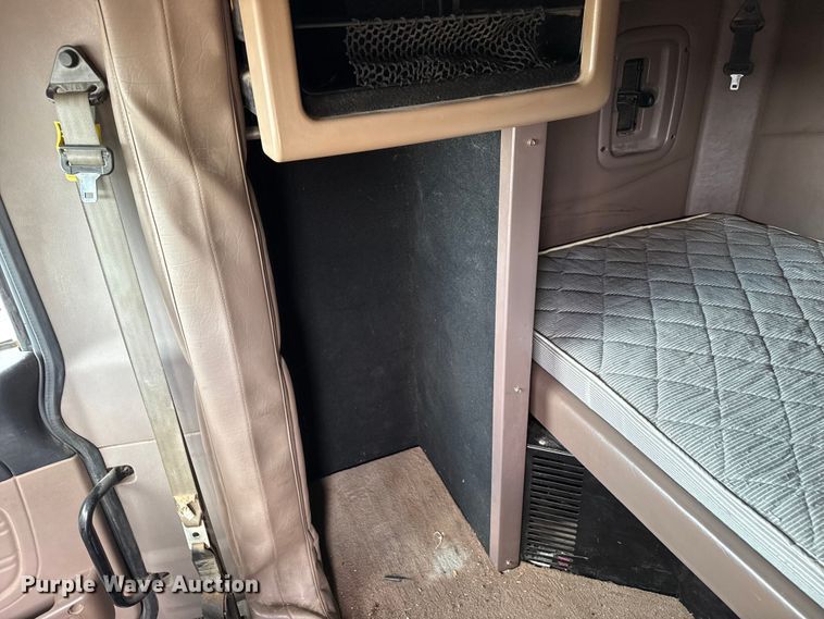 image for item EP0677 2015 Peterbilt 389 semi truck