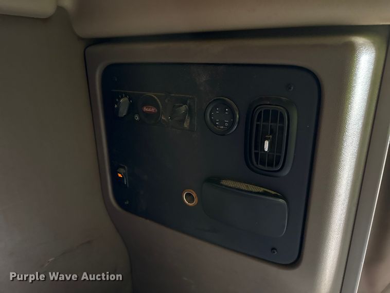 image for item EP0677 2015 Peterbilt 389 semi truck