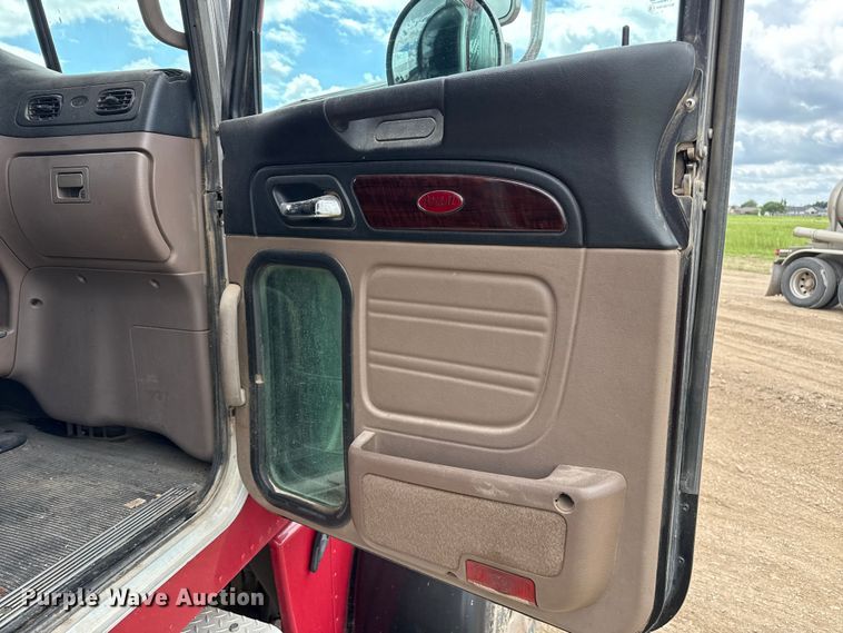 image for item EP0677 2015 Peterbilt 389 semi truck