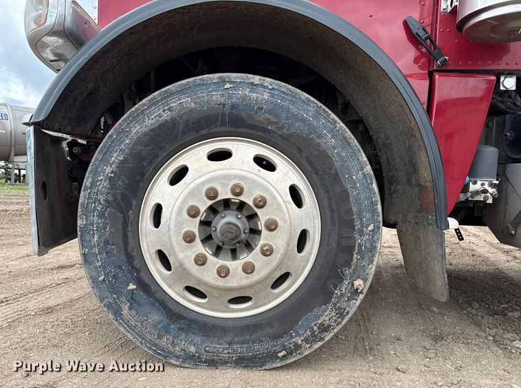 image for item EP0677 2015 Peterbilt 389 semi truck