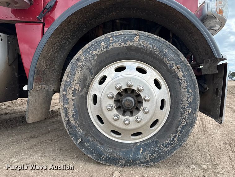 image for item EP0677 2015 Peterbilt 389 semi truck