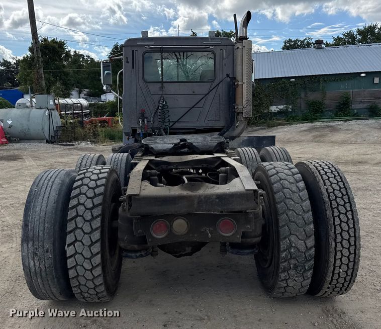 image for item ER0136 2004 Mack CH613 semi truck