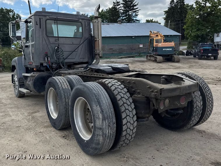 image for item ER0136 2004 Mack CH613 semi truck