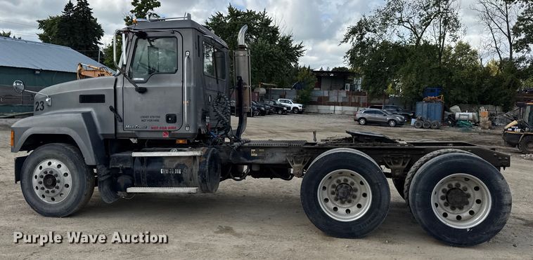 image for item ER0136 2004 Mack CH613 semi truck
