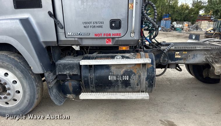 image for item ER0136 2004 Mack CH613 semi truck