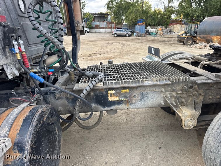 image for item ER0136 2004 Mack CH613 semi truck