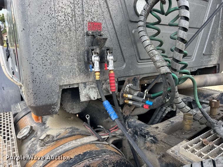 image for item ER0136 2004 Mack CH613 semi truck