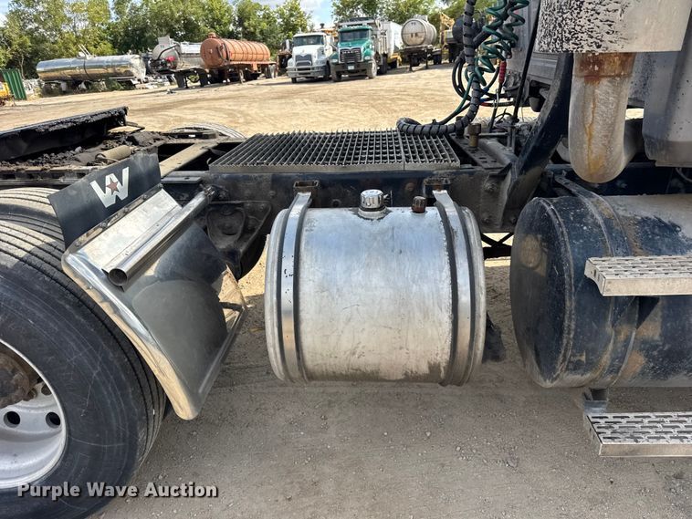 image for item ER0136 2004 Mack CH613 semi truck