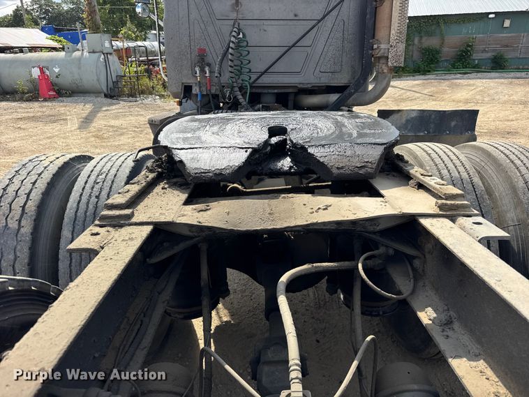 image for item ER0136 2004 Mack CH613 semi truck