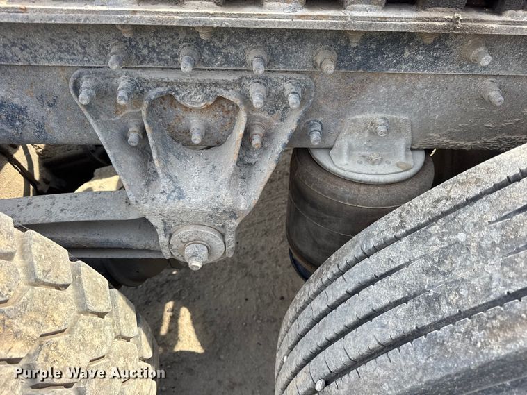 image for item ER0136 2004 Mack CH613 semi truck