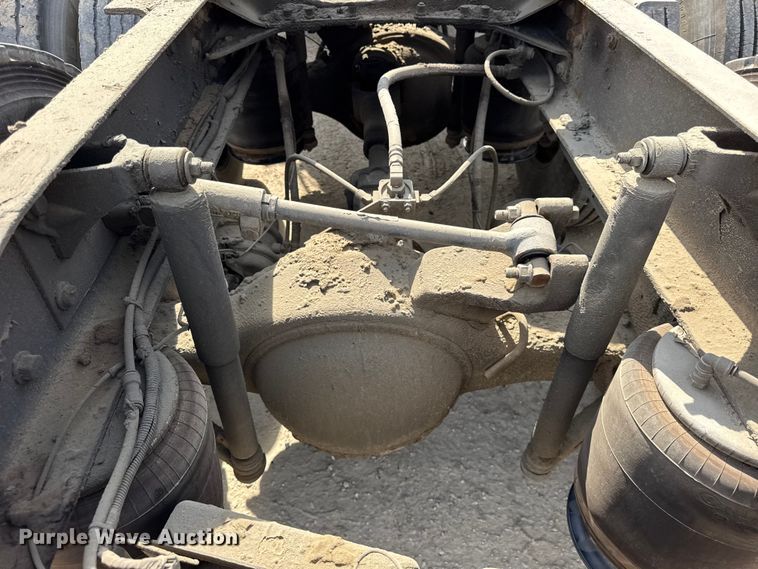 image for item ER0136 2004 Mack CH613 semi truck