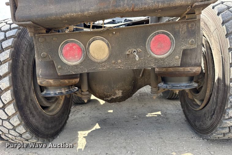 image for item ER0136 2004 Mack CH613 semi truck