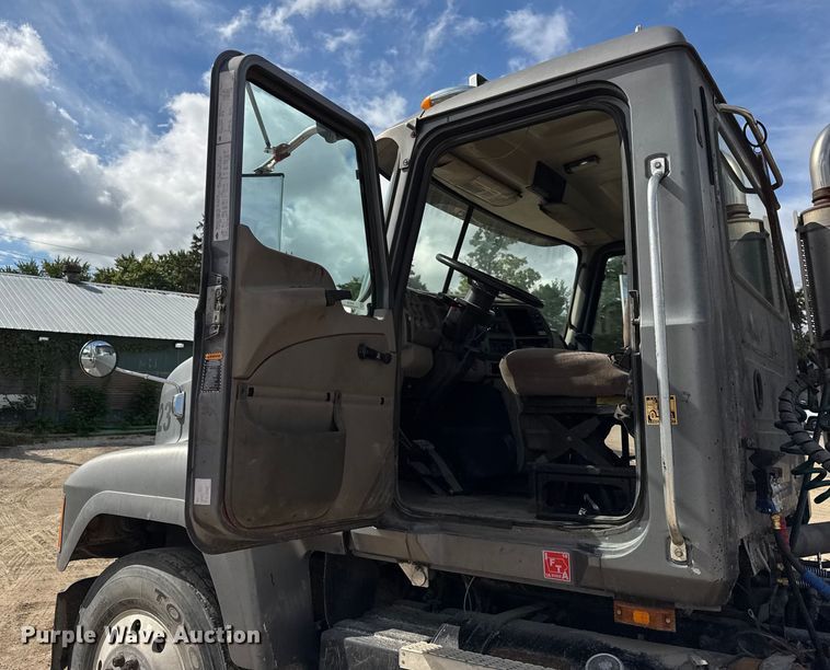 image for item ER0136 2004 Mack CH613 semi truck