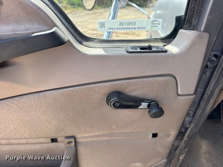 image for item ER0136 2004 Mack CH613 semi truck