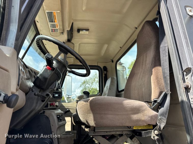 image for item ER0136 2004 Mack CH613 semi truck