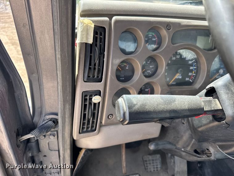 image for item ER0136 2004 Mack CH613 semi truck