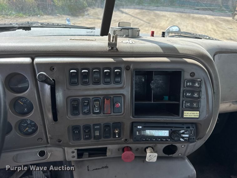 image for item ER0136 2004 Mack CH613 semi truck