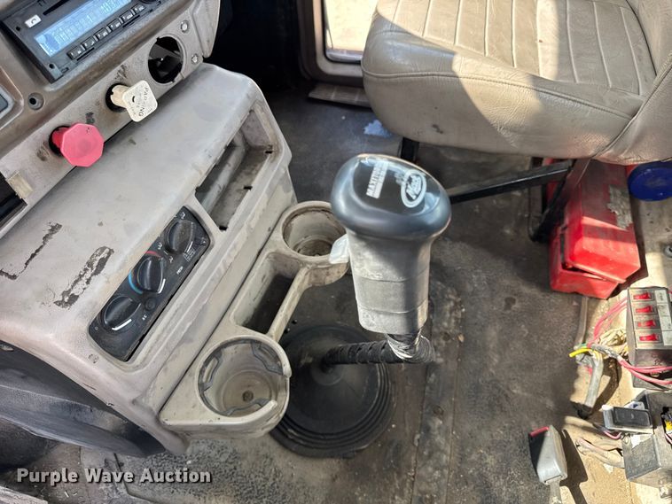 image for item ER0136 2004 Mack CH613 semi truck