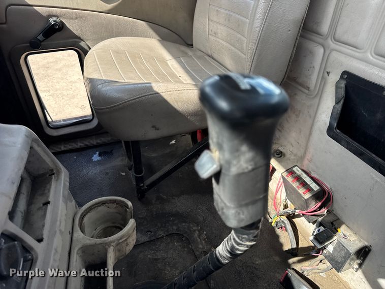 image for item ER0136 2004 Mack CH613 semi truck