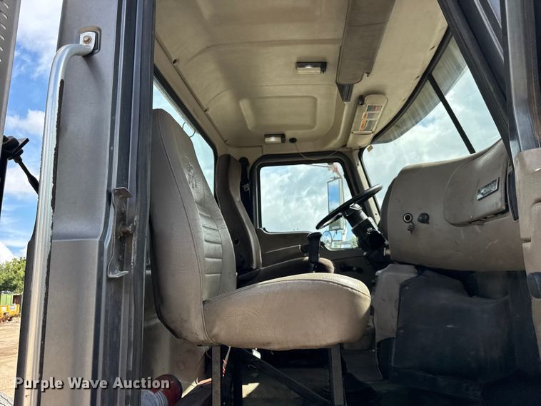 image for item ER0136 2004 Mack CH613 semi truck