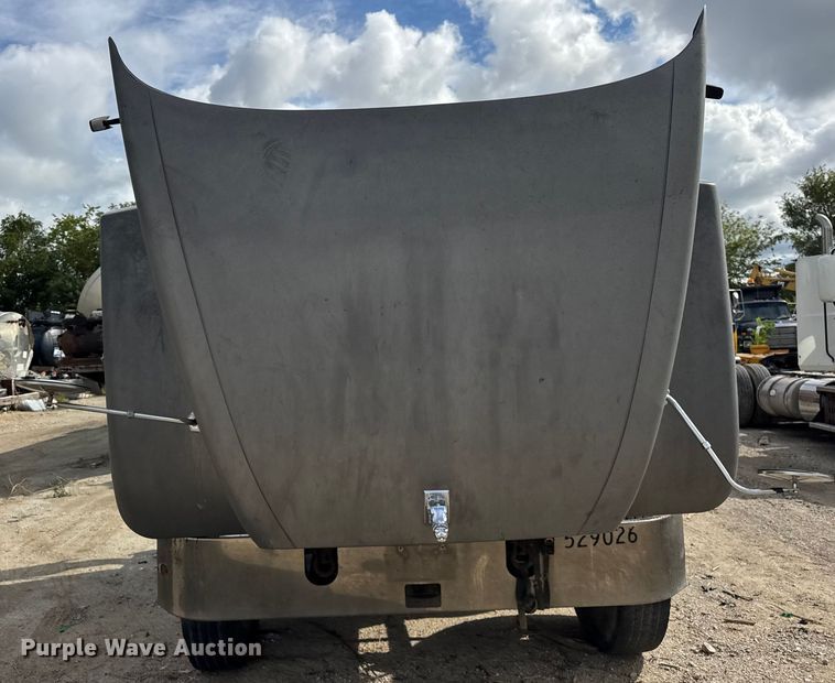 image for item ER0136 2004 Mack CH613 semi truck