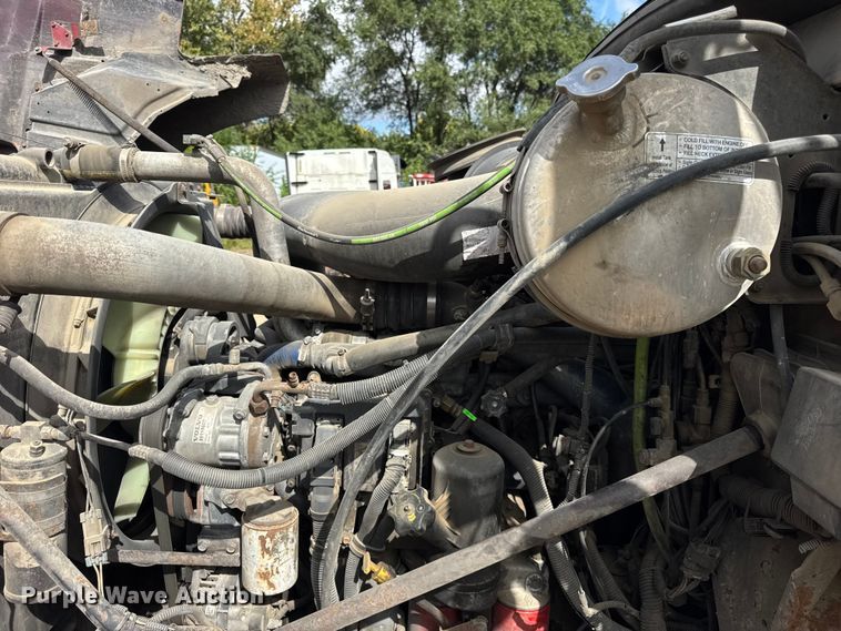 image for item ER0136 2004 Mack CH613 semi truck