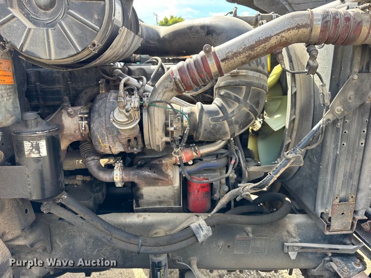 image for item ER0136 2004 Mack CH613 semi truck