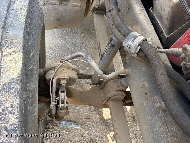 image for item ER0136 2004 Mack CH613 semi truck