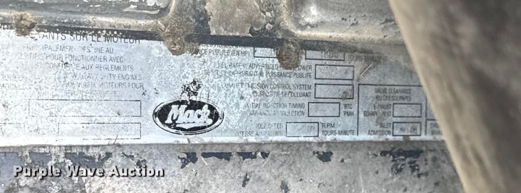 image for item ER0136 2004 Mack CH613 semi truck