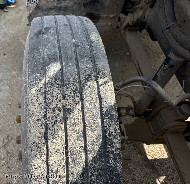 image for item ER0136 2004 Mack CH613 semi truck