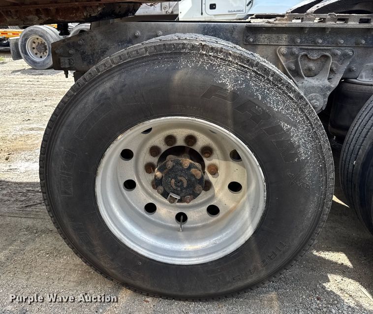 image for item ER0136 2004 Mack CH613 semi truck