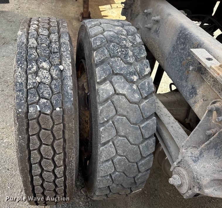 image for item ER0136 2004 Mack CH613 semi truck