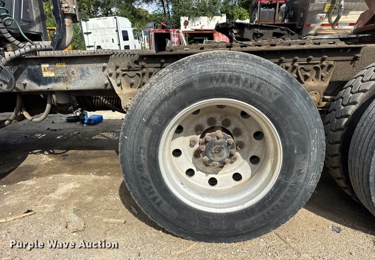 image for item ER0136 2004 Mack CH613 semi truck