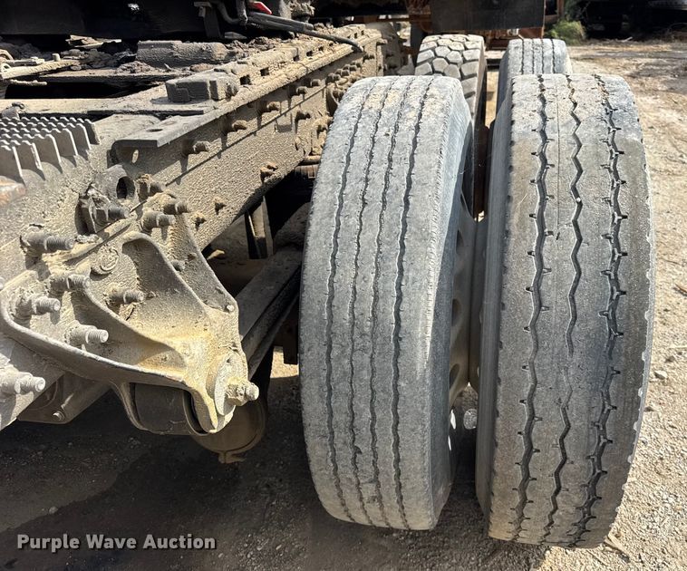 image for item ER0136 2004 Mack CH613 semi truck