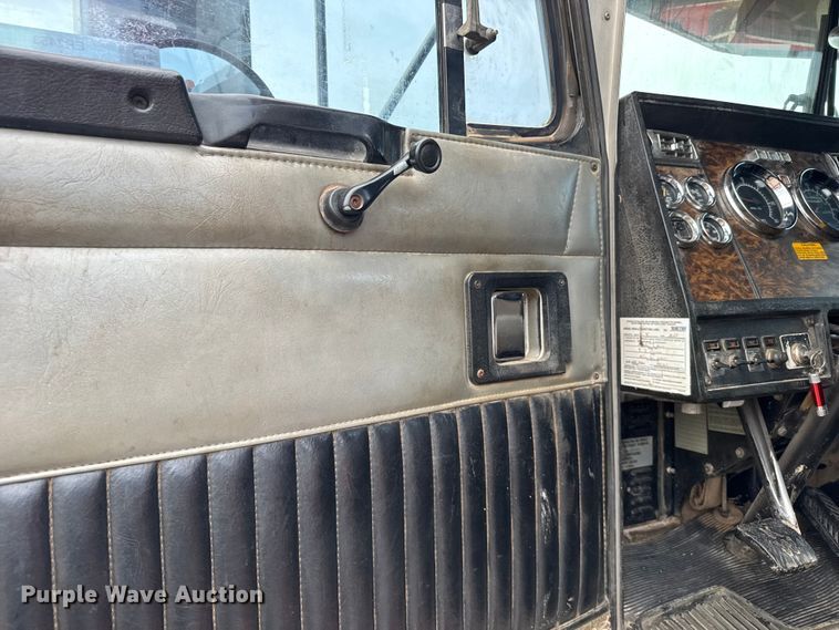 image for item ER2453 1998 Kenworth T800 winch truck