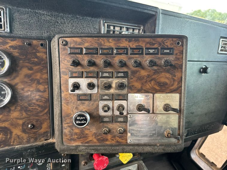 image for item ER2453 1998 Kenworth T800 winch truck