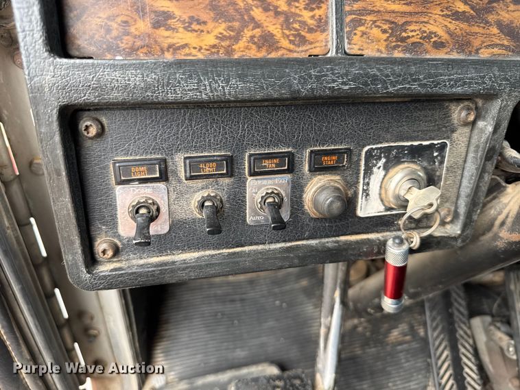 image for item ER2453 1998 Kenworth T800 winch truck