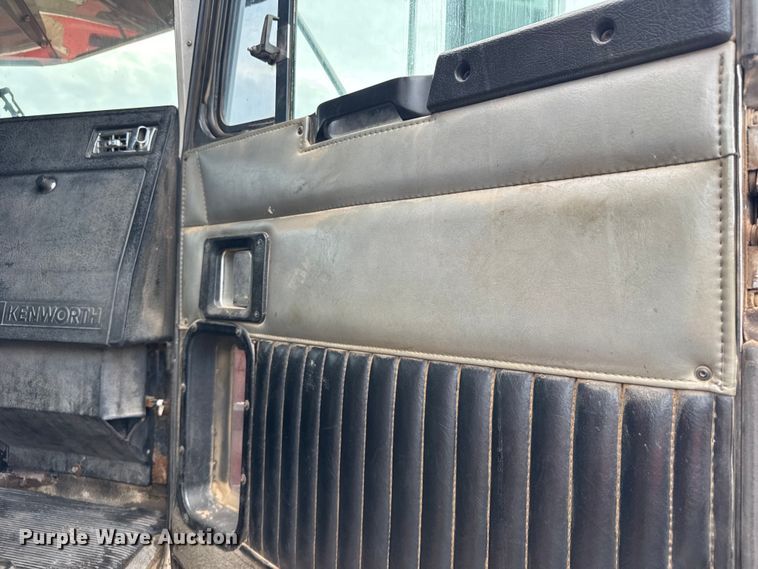 image for item ER2453 1998 Kenworth T800 winch truck