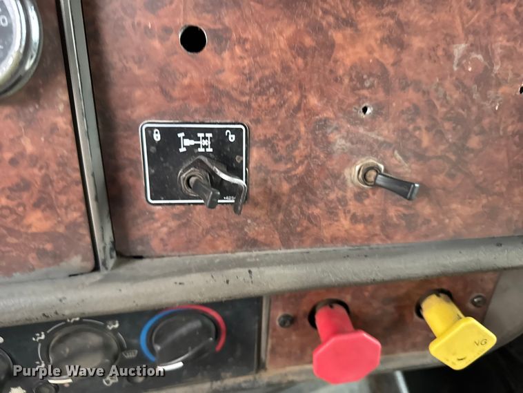 image for item ER2455 2003 Kenworth T800 winch truck