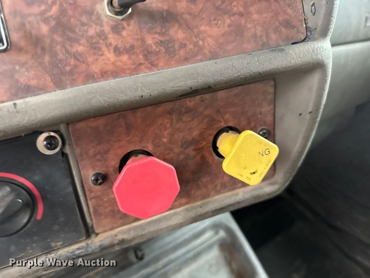 image for item ER2455 2003 Kenworth T800 winch truck