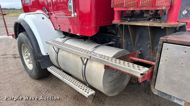 image for item ER2456 1999 Kenworth T800  winch truck